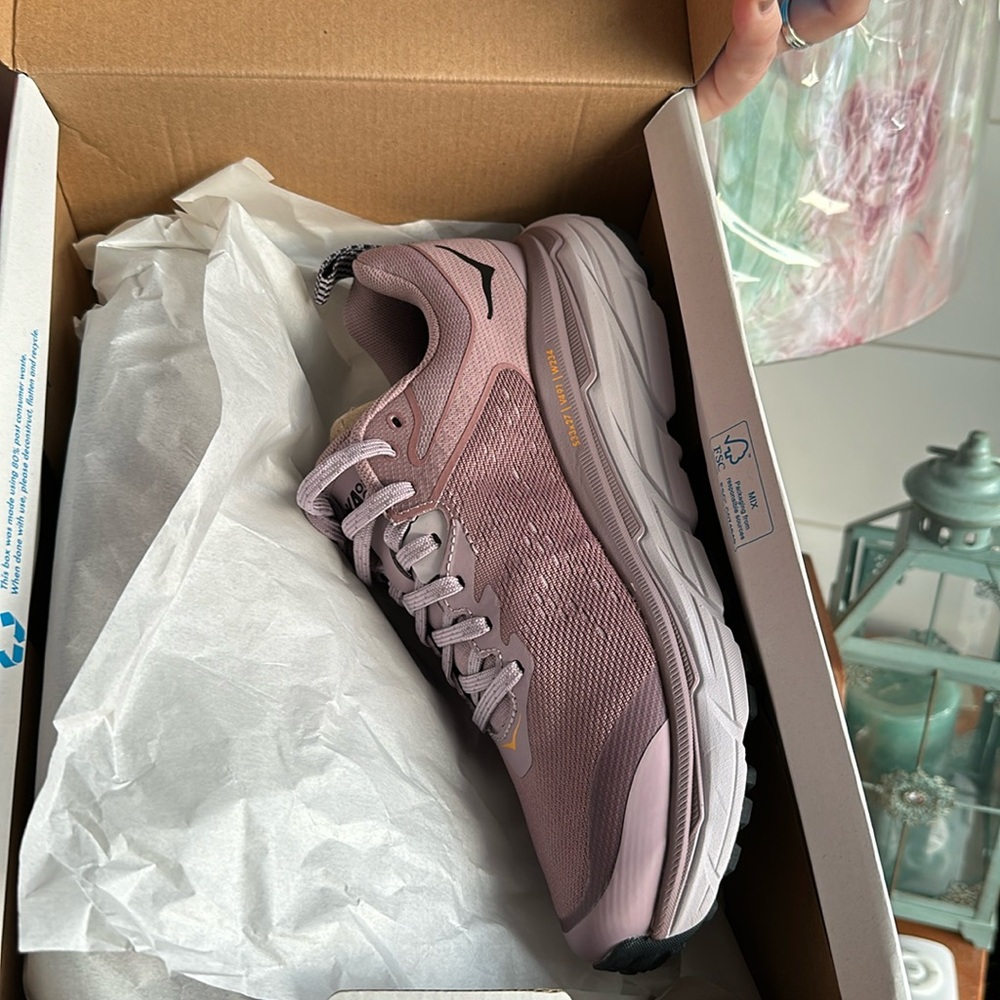 Ladies Hoka size 8B sneaker brand new inbox